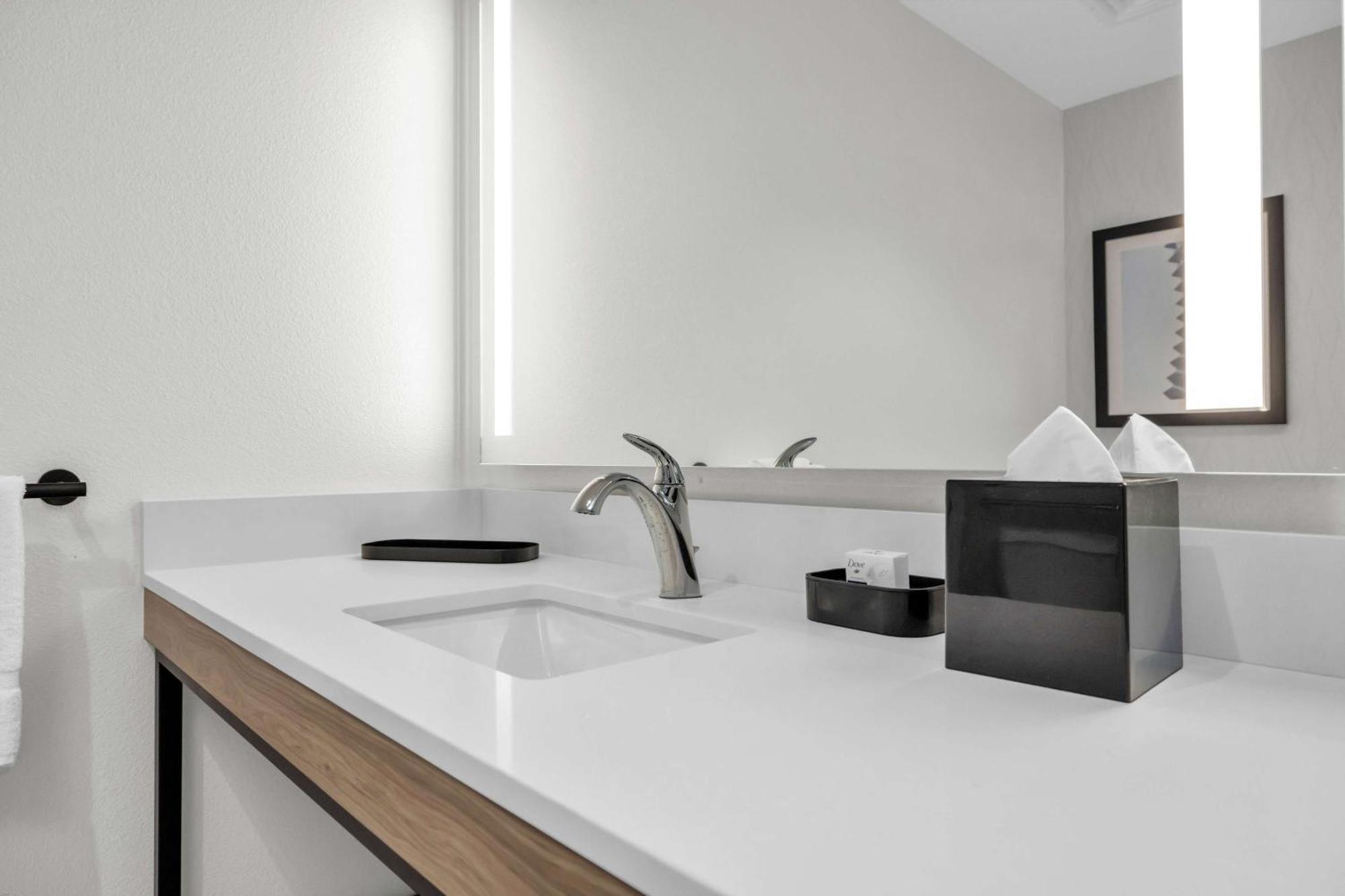La Quinta Inn & Suites By Wyndham San Jose Airport-Downtown Bagian luar foto